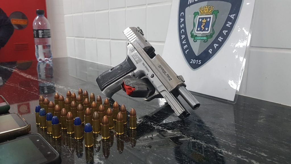 Dupla é flagrada pela GM atirando de dentro do veículo em frente a tabacaria no Alto Alegre