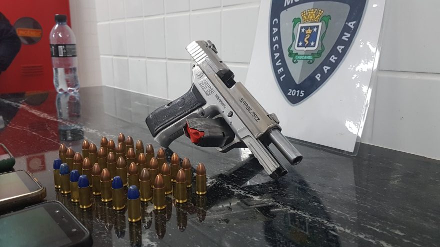 Dupla é flagrada pela GM atirando de dentro do veículo em frente a tabacaria no Alto Alegre