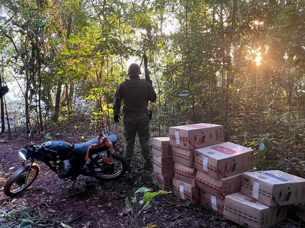 BPFron apreende cigarros contrabandeados e motocicleta as margens do Rio Paraná em Guaíra