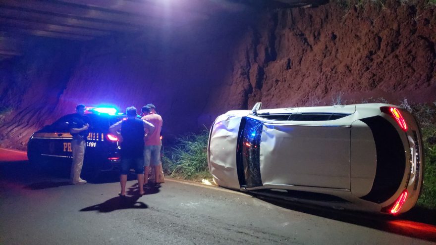 Mercedes capota após ser fechada por ônibus embaixo do viaduto da Jorge Lacerda