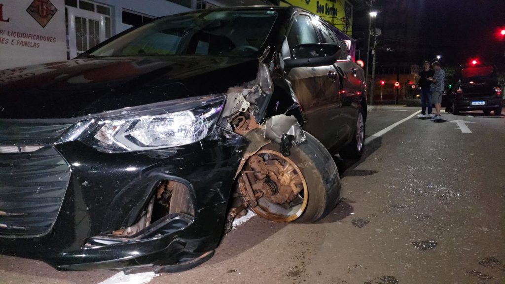 Ônix na contramão causa acidente na Castro Alves e condutor abandona o carro