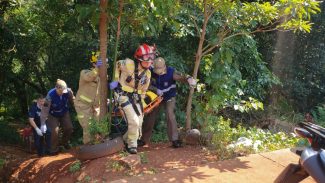 Homem fica ferido ao cair de cachoeira no Turispark