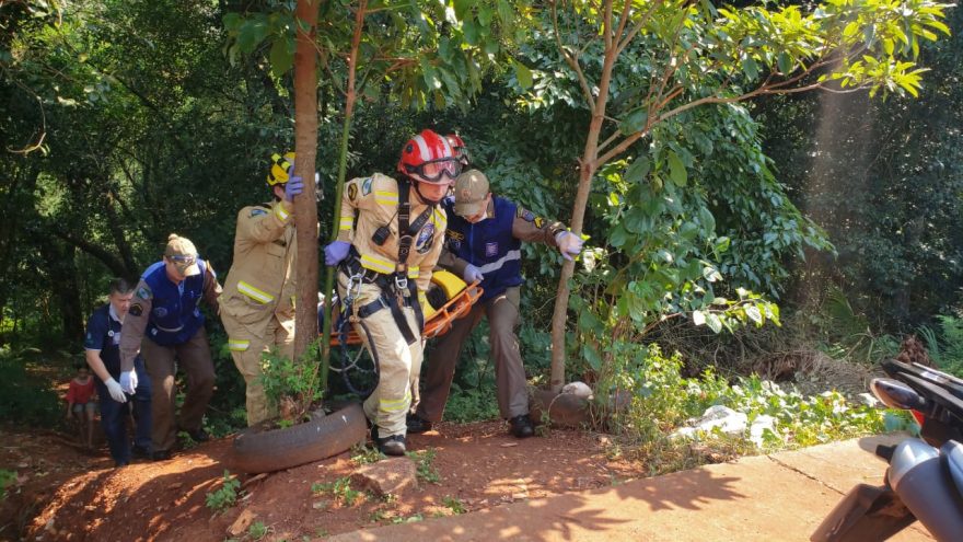 Homem fica ferido ao cair de cachoeira no Turispark