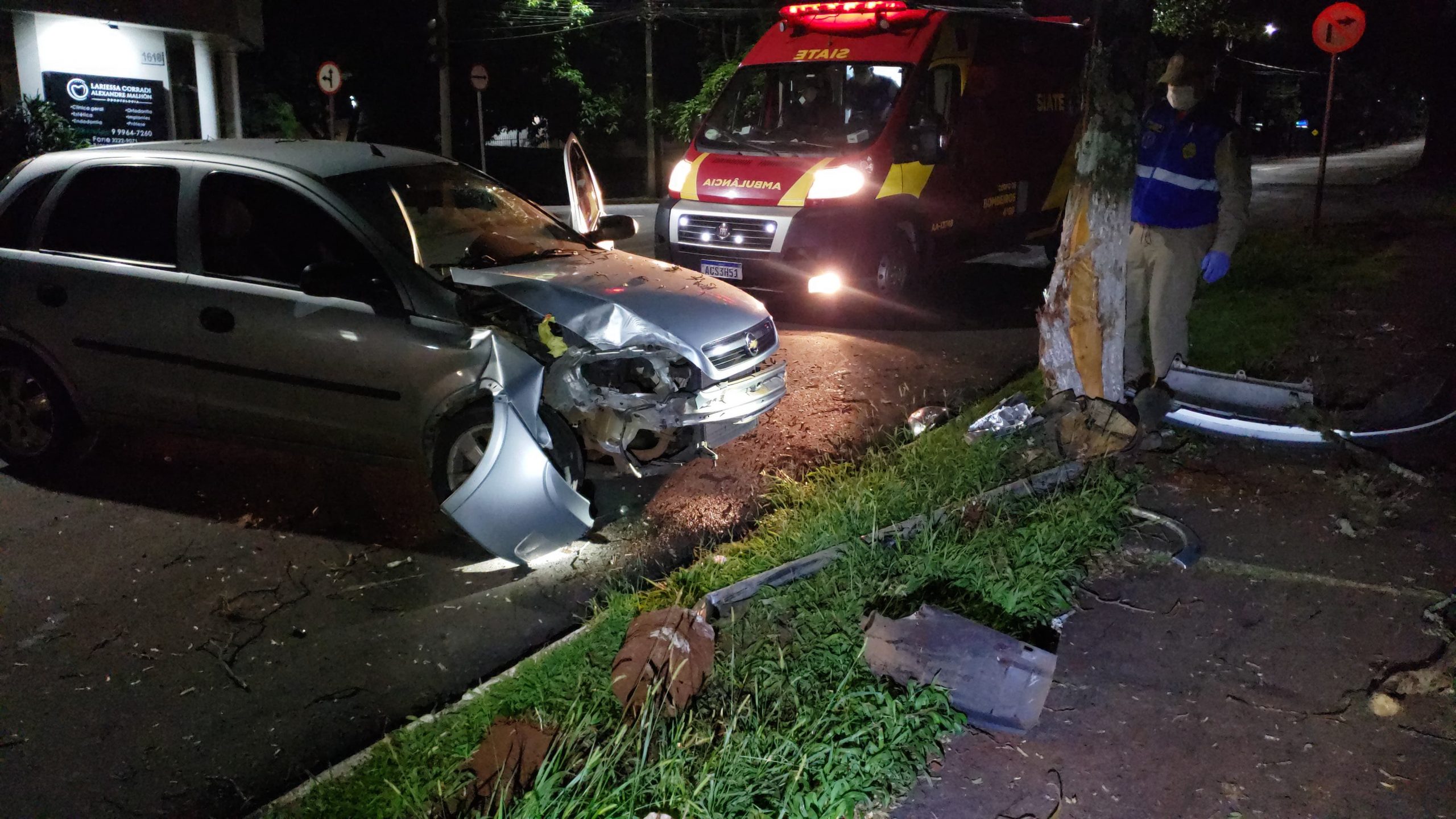 Condutor Sai Da Pista E Bate Violentamente Contra árvore Na Rua Minas Gerais Cgn O Maior 2902