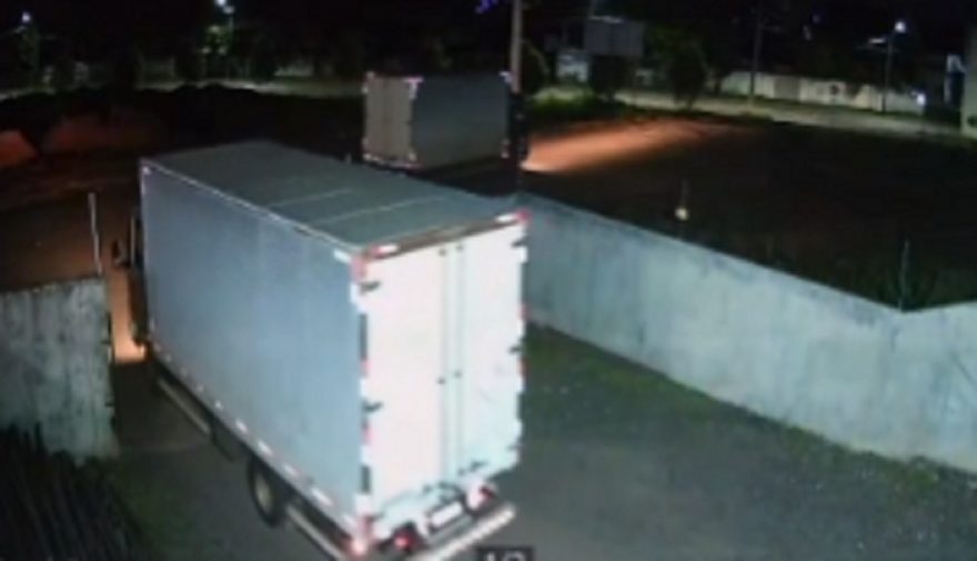 Câmera registra furto de dois caminhões no Alto Alegre