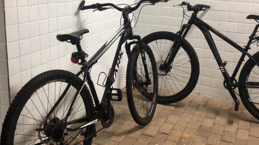 Dupla suspeita de furto de bicicletas é detida pela PM no centro de Cascavel