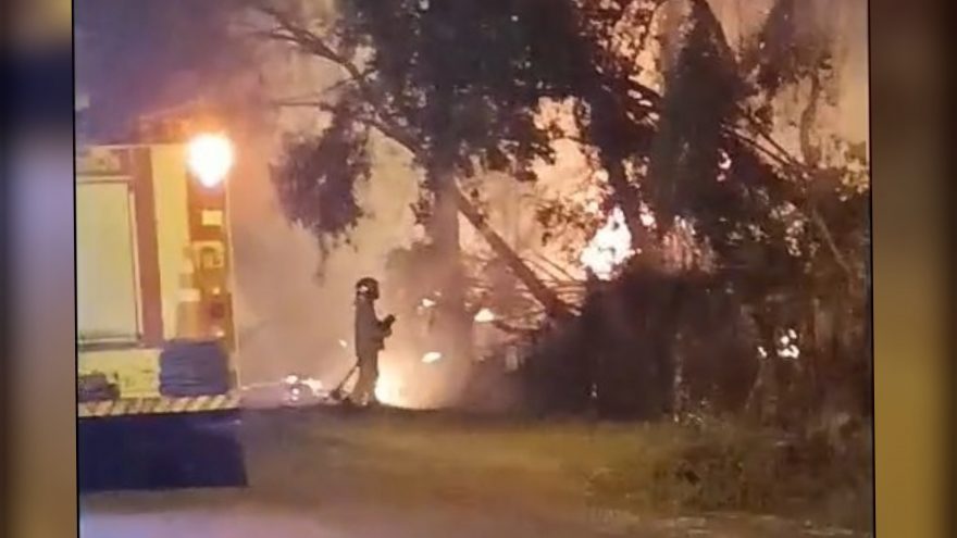 Bombeiros combatem grande incêndio em área de vegetação no bairro Esmeralda