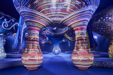 Museu Oscar Niemeyer promove a maior exposição individual de Joana Vasconcelos no Brasil