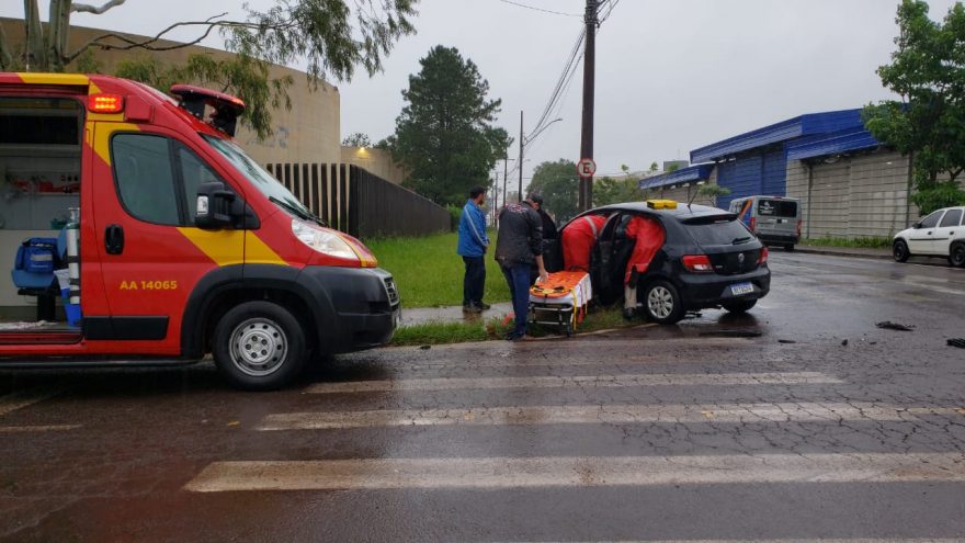 Gol e Montana se envolvem em colisão no Jardim Gramado e jovem precisa ser socorrida