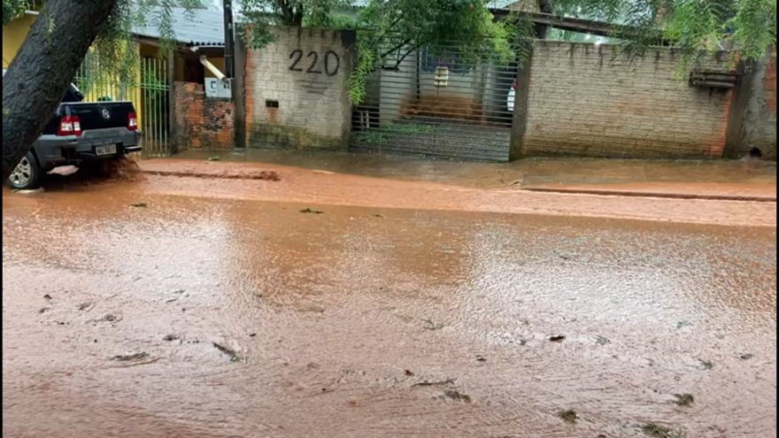 Jardim Melissa sofre com enxurrada e alagamentos durante temporal em Cascavel