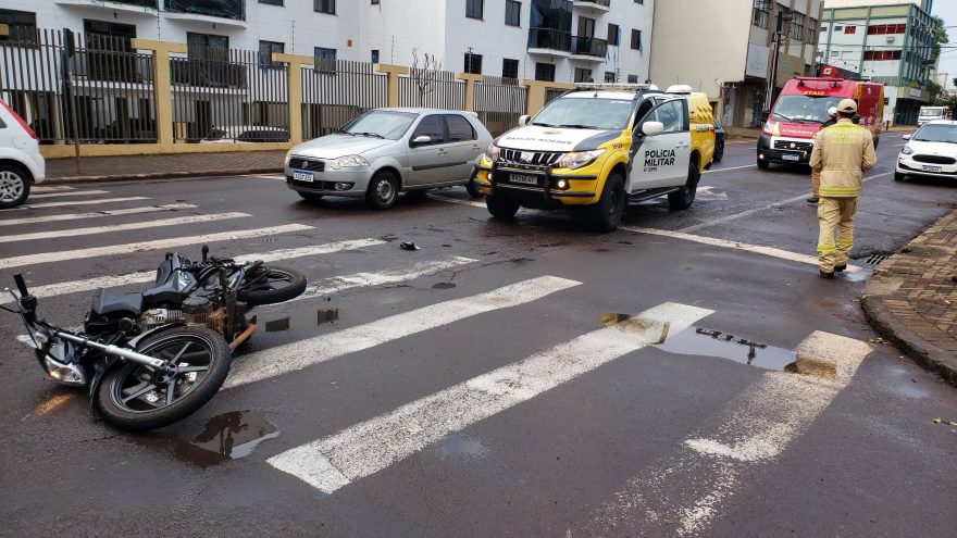 Motociclista é atingido por viatura da Cavalaria da Polícia Militar, na rua Paraná
