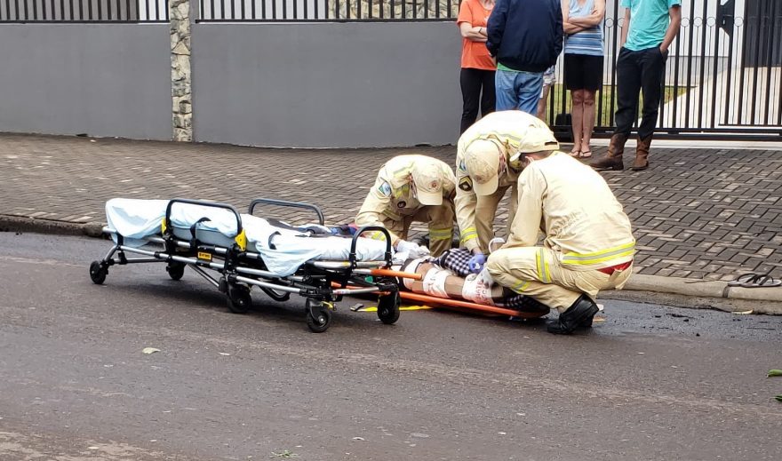 Homem tem suspeita de fratura nos dois pés ao cair de mangueira