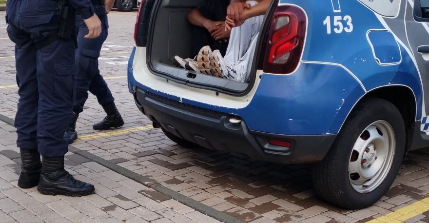 Dupla mostra o dedo do meio para a GM, mas esquece que estava em posse de drogas