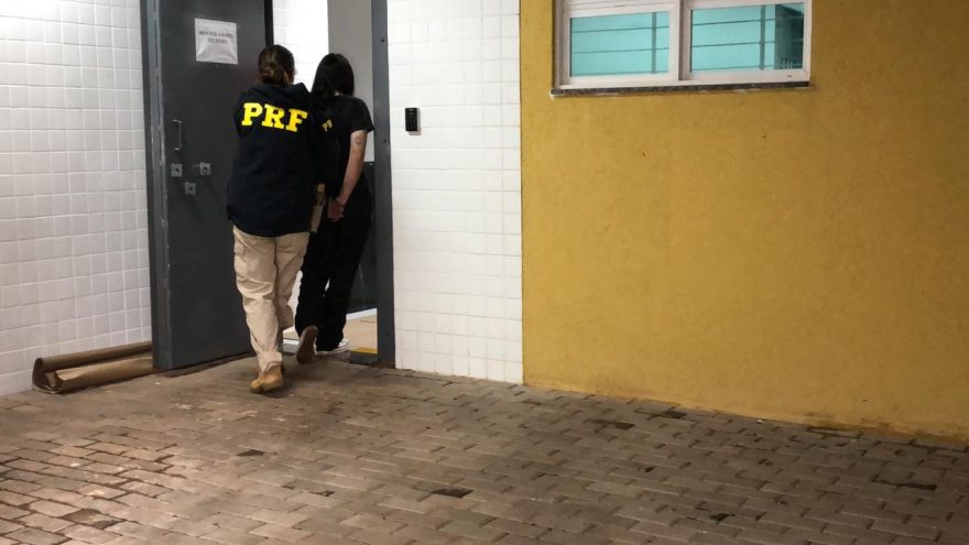 PRF detém mulher e adolescente com Corolla furtado
