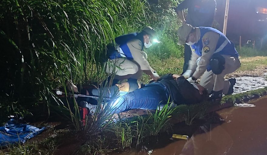 Motociclistas ficam feridos ao caírem em buraco na rua Arapongas