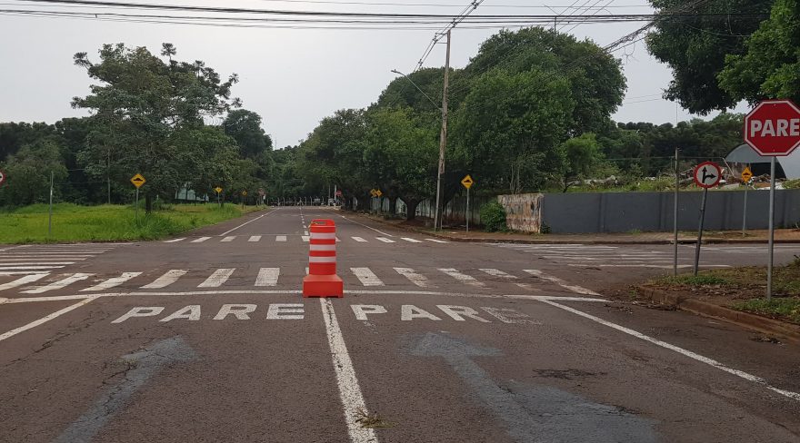 Cone reforça a sinalização no cruzamento da Rua Eduardo T. Melani e Rio de Janeiro