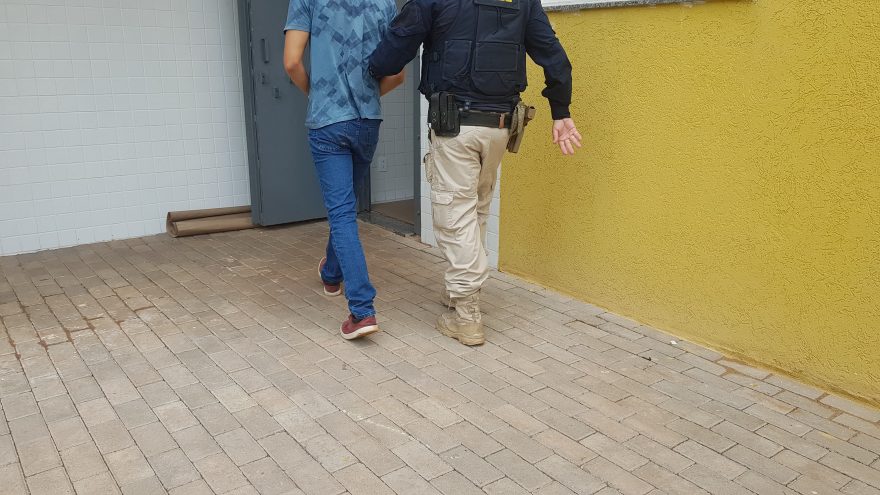 Homem é preso por porte ilegal de arma de fogo