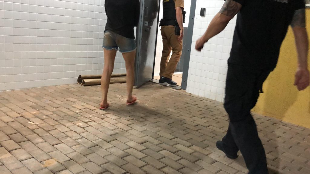 Sem aceitar fim do relacionamento, mulher invade casa do ex e promove quebra-quebra e agressões