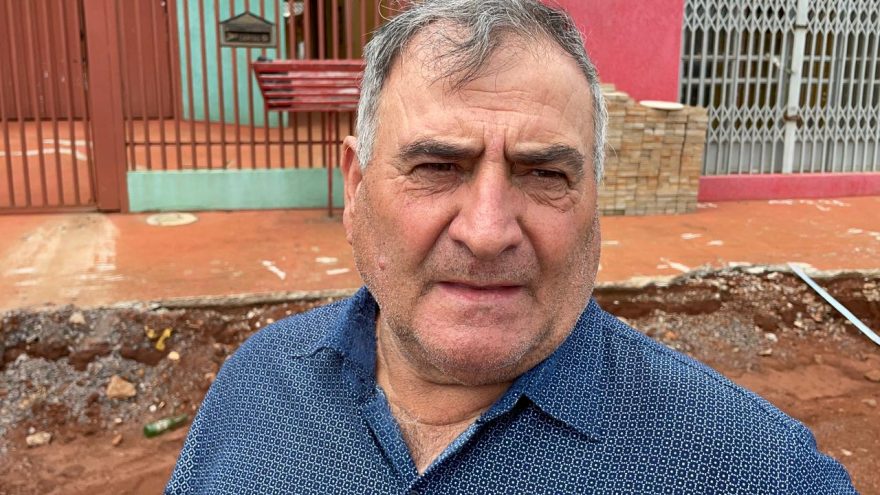 Obra parada impede morador de entrar com o carro na garagem de casa no bairro Periolo