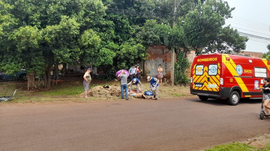 Casal fica ferido em acidente entre moto e Polo no Floresta