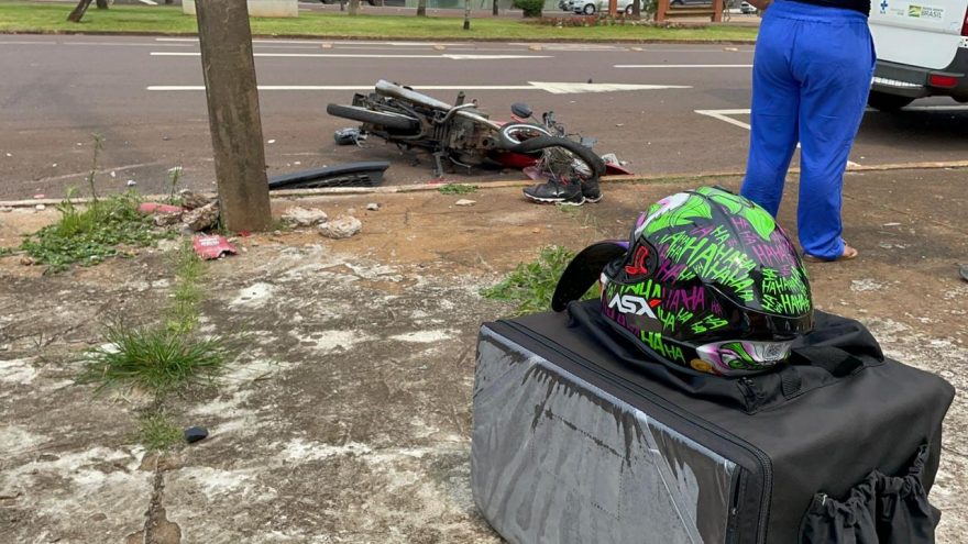 Batida entre Honda Fit e moto deixa homem ferido