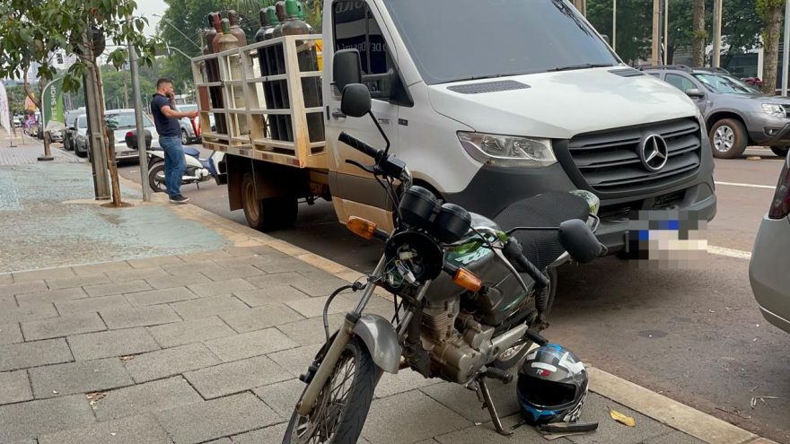 Motociclista fica ferido em acidente com caminhão no Centro