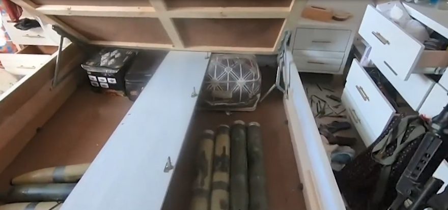 Assista: Imagens mostram foguetes do Hamas escondidos em quarto infantil