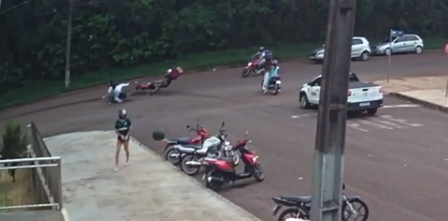 Câmera flagra acidente entre duas motos no Pacaembu