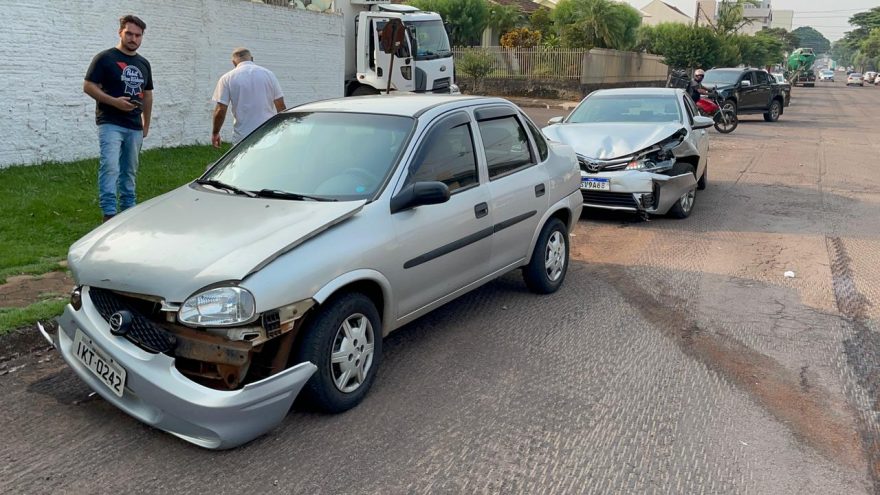 Três veículos se envolvem em colisão no Bairro Maria Luiza