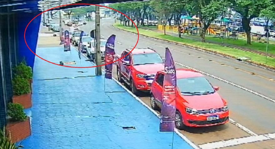 Câmera flagra acidente que deixou adolescente ferido na Avenida Brasil