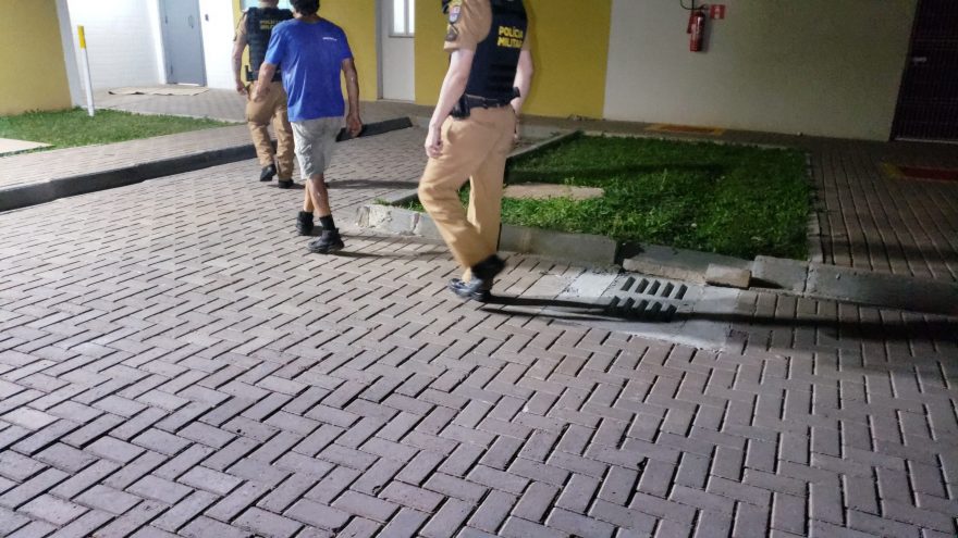 Homem que usou enxada para agredir vítima na Avenida Carlos Gomes é levado à Delegacia