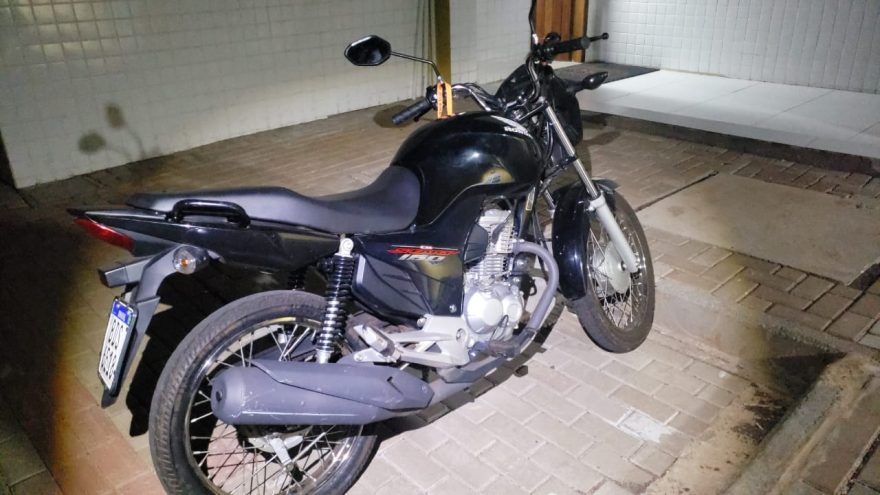 Após denúncia, GM detém jovem de 20 anos com moto que havia sido furtada na segunda-feira (13)
