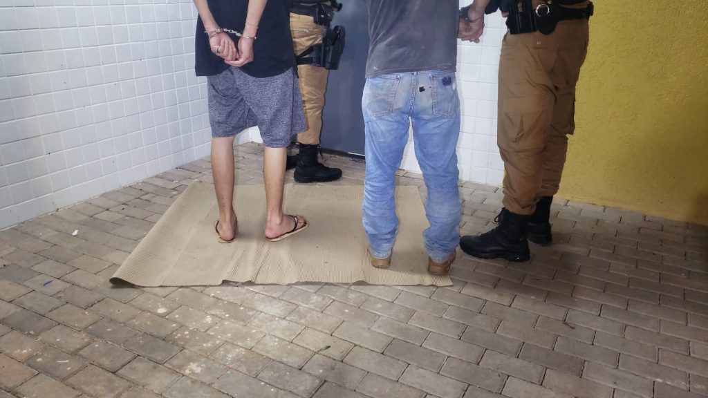 PM detém homem com Uno furtado e adolescente com maconha e arma em Corbélia