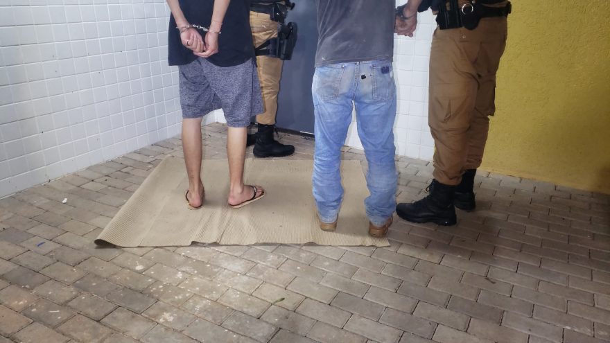 PM detém homem com Uno furtado e adolescente com maconha e arma em Corbélia