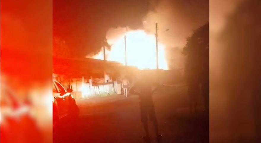 Casa de alvenaria fica destruída após incêndio no bairro Interlagos