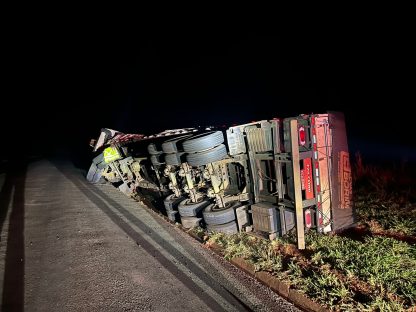 Caminhão tomba às margens da rodovia PR-486 em Alto Piquiri Imagem referente a Caminhão tomba às margens da rodovia PR-486 em Alto Piquiri
