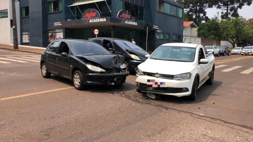 Batida entre três carros é registrada no Centro
