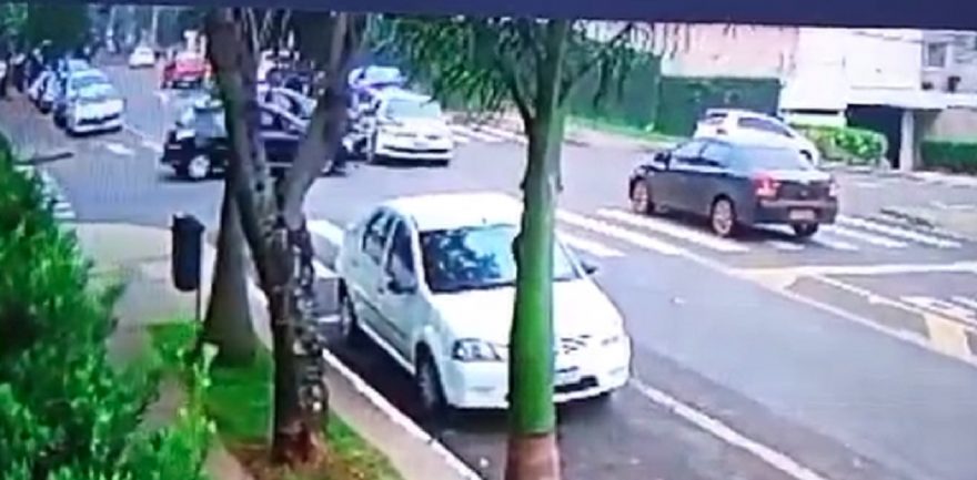 Câmera registra batida entre três carros