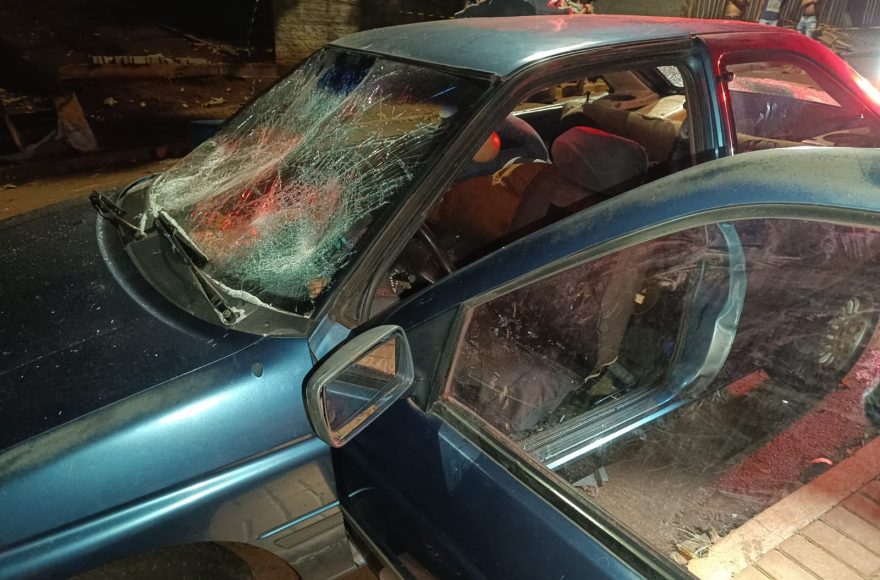 Homem é morto com golpes de arma branca no Santa Felicidade e tem o carro destruído