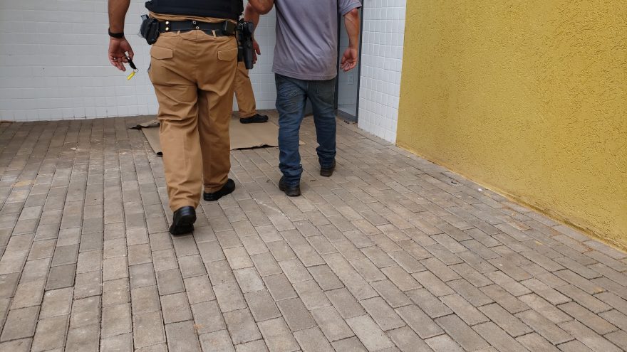Homem é detido por embriaguez após cair de moto em frente à viatura da Polícia Militar