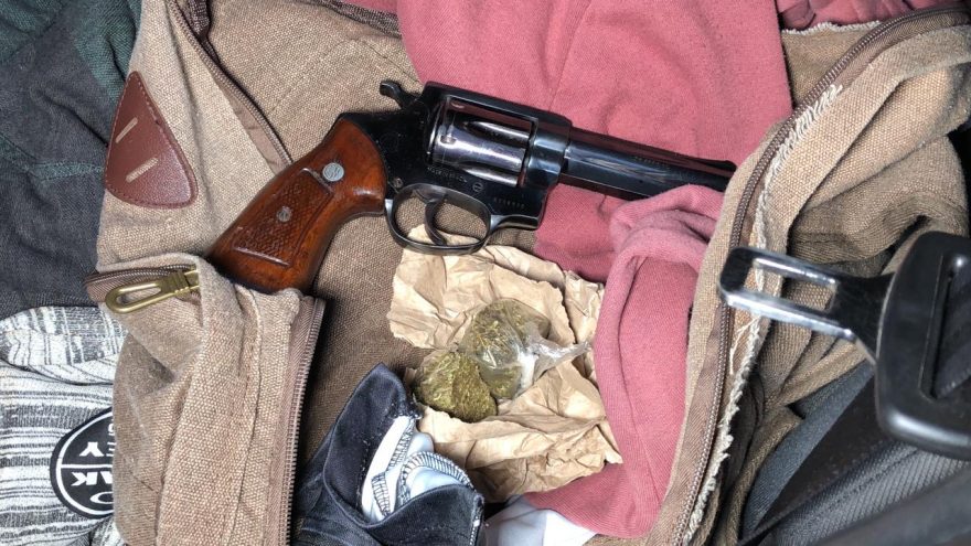 Diante do fedor de maconha, PRF intensifica abordagem e encontra arma e droga em mala de jovens