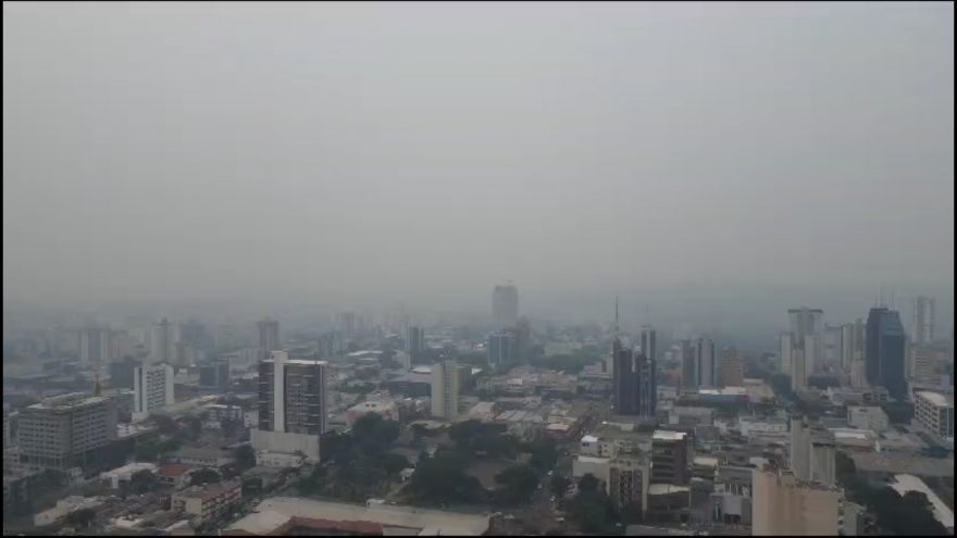 Imagem de drone mostra Cascavel completamente tomada por fumaça