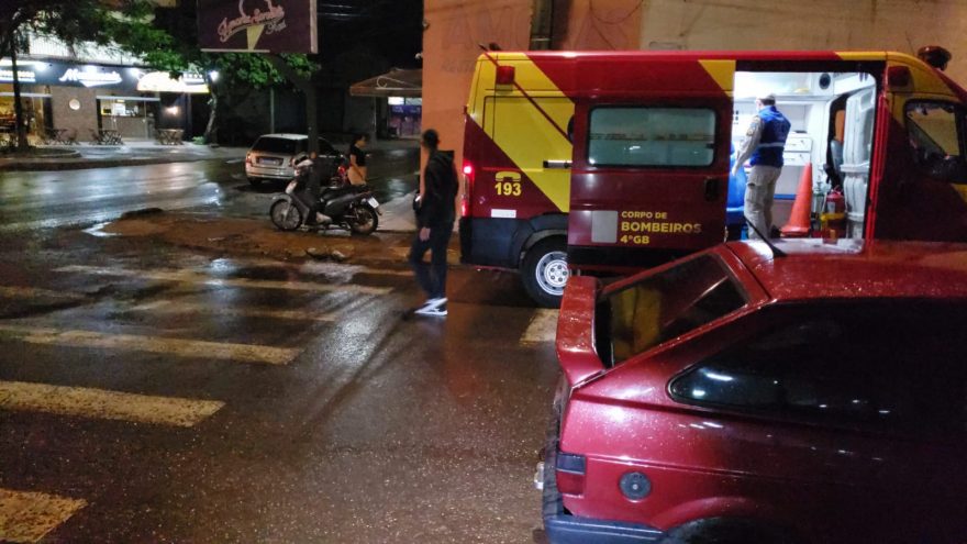 Motociclista fica ferido em acidente entre carro e moto na Rua Rio da Paz