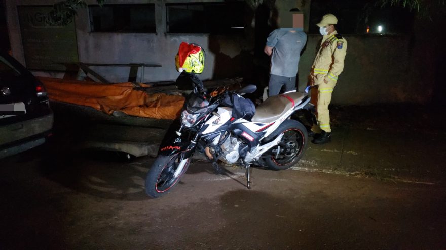Motociclista é socorrido vítima de descarga elétrica provocada por raio no Esmeralda
