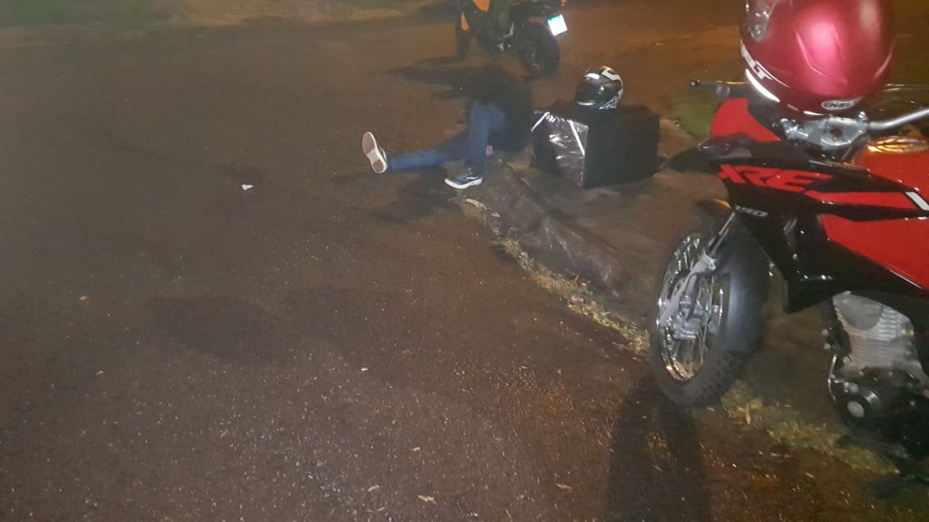 Motociclista fica ferida em acidente na esquina das ruas Pato Branco e Francisco Beltrão