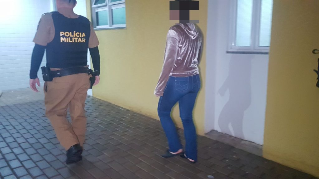 Jovem encontra cartão bancário na rua, efetua compras e acaba detida