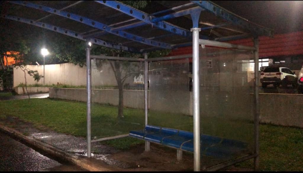 Após assalto em ponto de ônibus na Tancredo, suspeito pede R$ 100 para resgate de celular, mas é detido pela GM