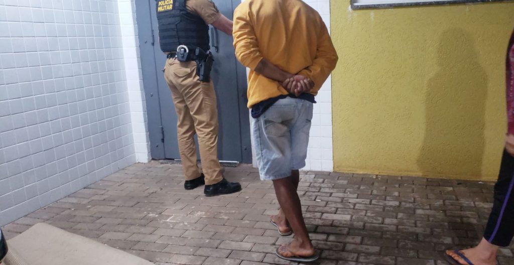 Suspeito é detido após ameaçar esposa na frente da filha no Conjunto Riviera