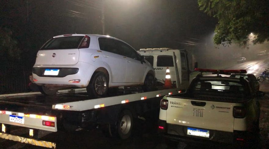 Transitar monta bloqueio na Rua Manaus, apreende veículos e autua motoristas