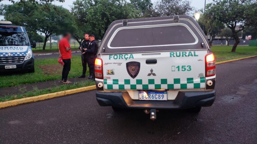 Homem é abordado pela GM após incomodar taxistas e fazer ameaças na rodoviária